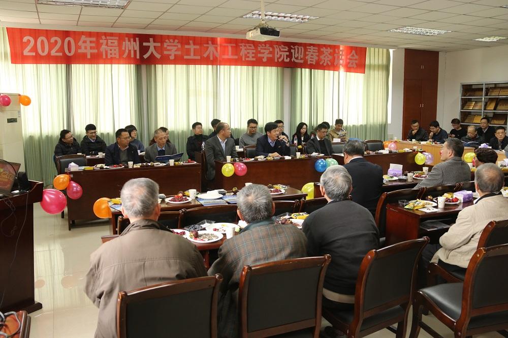 图1黄培明书记向新老教师表达慰问 图1黄培明书记向新老教师表达慰问